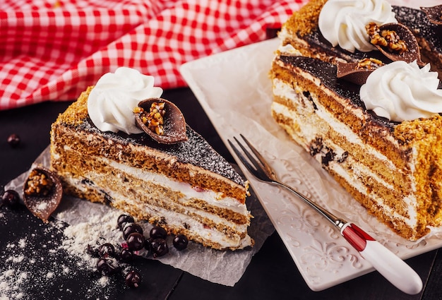 Pastel de zanahorias con nueces y crema de chocolate