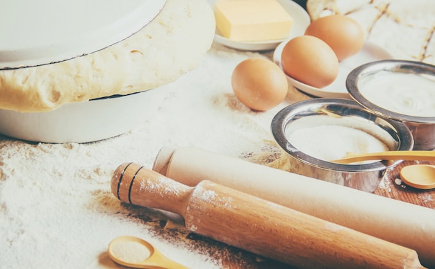 Pastelaria, bolos, cozinhe as próprias mãos. Foco seletivo.