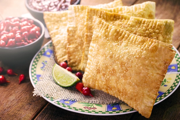 Pastelaria brasileira tradicional massa frita chamada pastel com limão ou pimenta comida típica brasileira sal típico brasileiro servido em padarias bares e restaurantes