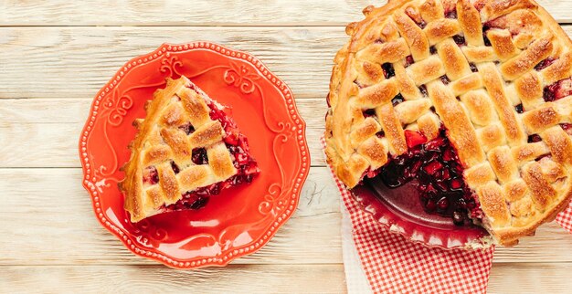 Pastelaria caseira com frutas e maçã