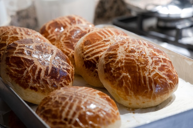 Pastelaria caseira em uma bandeja fresca do forno