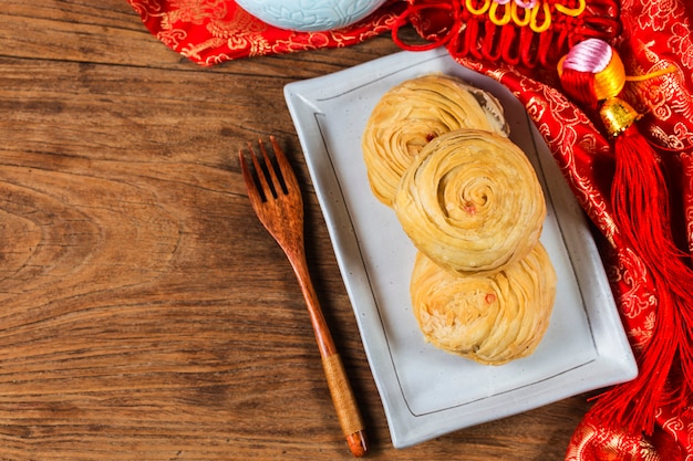 Pastelaria chinesa antiquado da massa folhada flocoso cozida com enchimento do feijão de mung,