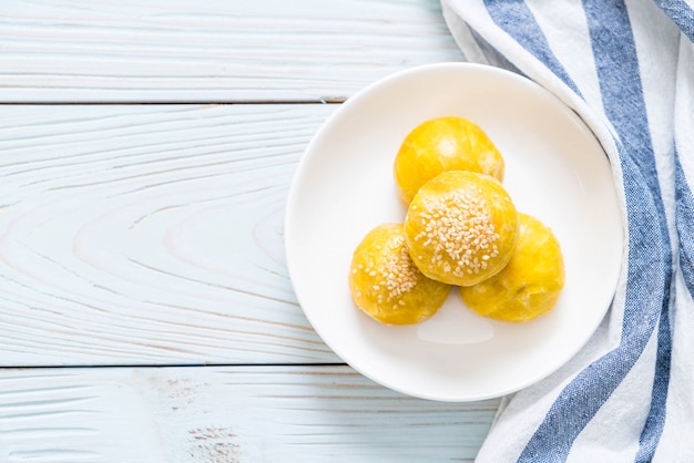 Pastelaria chinesa ou bolo de lua recheada com pasta de feijão mungo e gema de ovo salgada