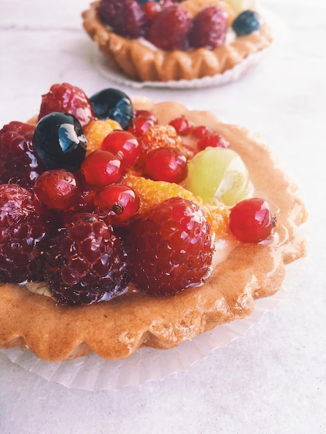 Pastelaria de bolo de frutas e conceito de estilo de comida doce