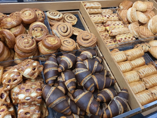 Pastelaria de massa folhada congelada doce fresca na padaria Croissants de chocolate e rolos de canela na loja