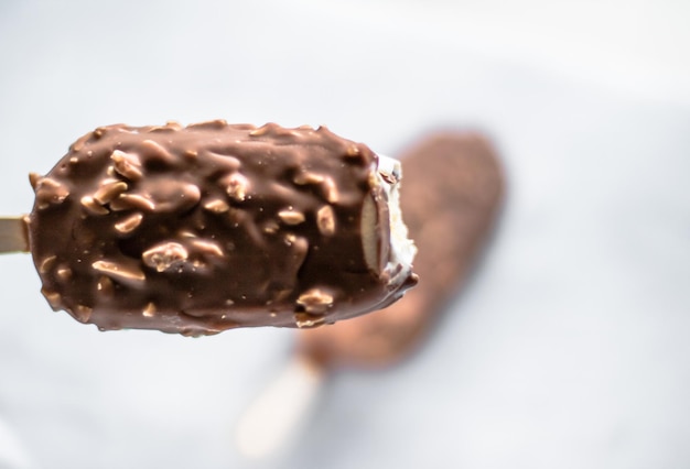 Pastelaria de sorvete de amêndoa de chocolate e conceito de estilo de comida doce