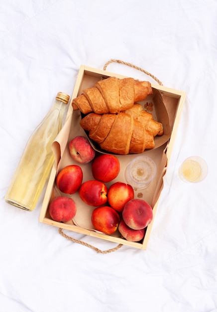 Pastelaria doce, bebidas e frutas. Bom dia de verão.