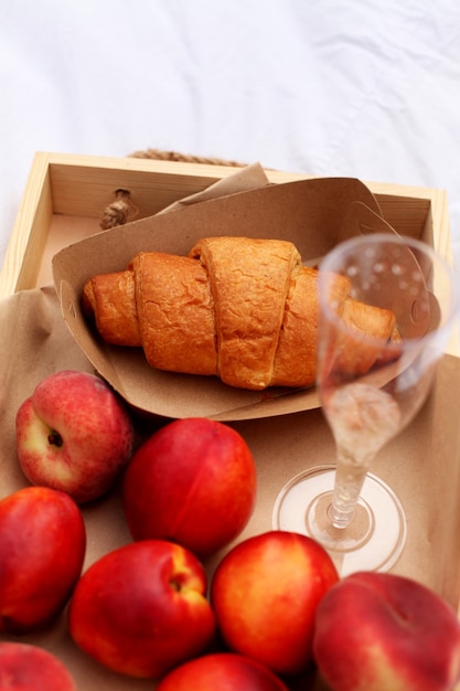 Pastelaria doce, bebidas e frutas. bom dia de verão.