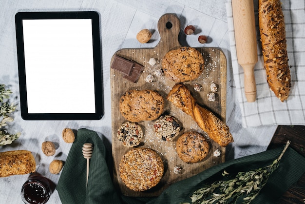 Pastelaria doce caseira fresca com tablet