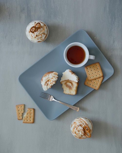 Pastelaria doce decorada com caramelo e pretzels salgados