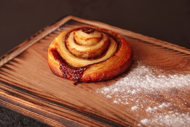 Pastelaria doce para chá e café. Pãozinho com granulado.