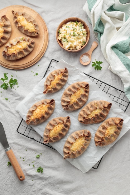 Pastelaria tradicional finlandesa torta de centeio careliana com mingau de arroz e manteiga de ovo