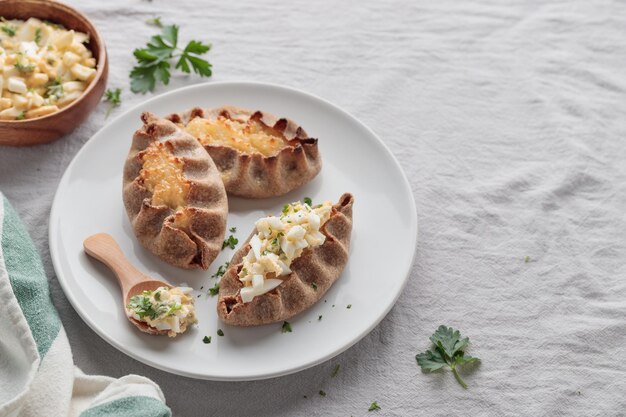 Pastelaria tradicional finlandesa torta de centeio careliana com mingau de arroz e manteiga de ovo