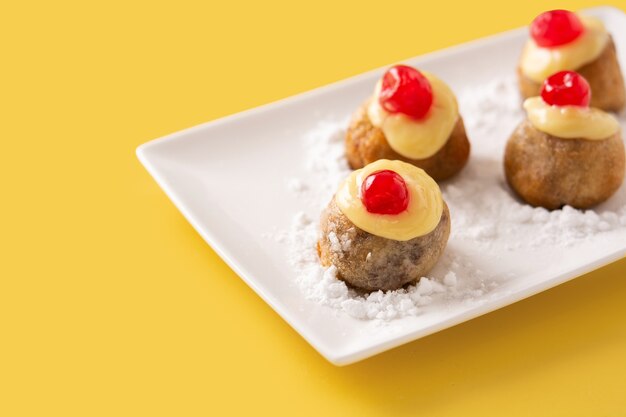 Pastelaria tradicional italiana Zeppole em fundo amarelo