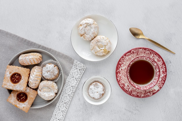 Pastelaria tradicional recém-assados com chá