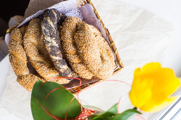 Pastelaria turca tradicional - pães em forma de anéis bagels trançados