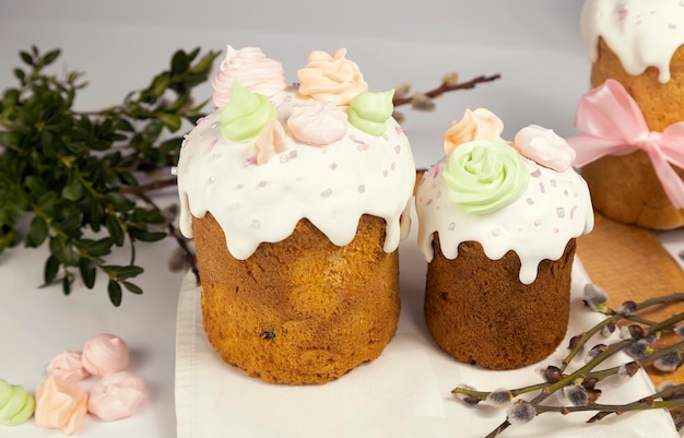 Pastelaria vitrificada tradicional da Páscoa e raminhos de salgueiro na mesa