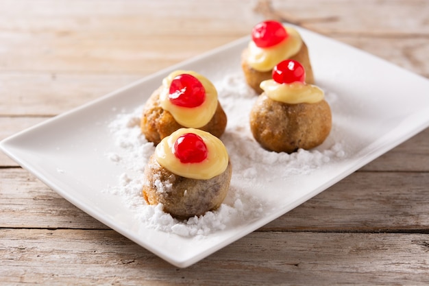 Pastelaria Zeppole italiana tradicional em mesa de madeira