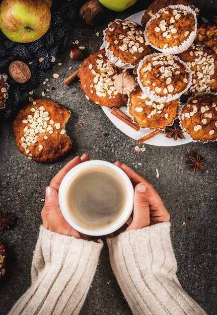 Pastelarias de outono inverno. Comida vegana. Biscoitos saudáveis, muffins com nozes, maçãs, flocos de aveia