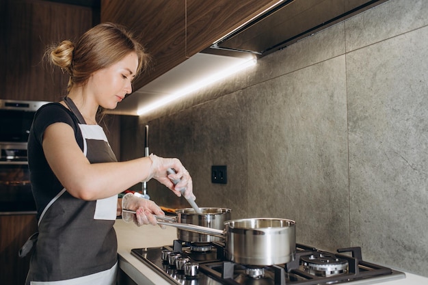 Las pasteleras preparan el postre en una cocina profesional