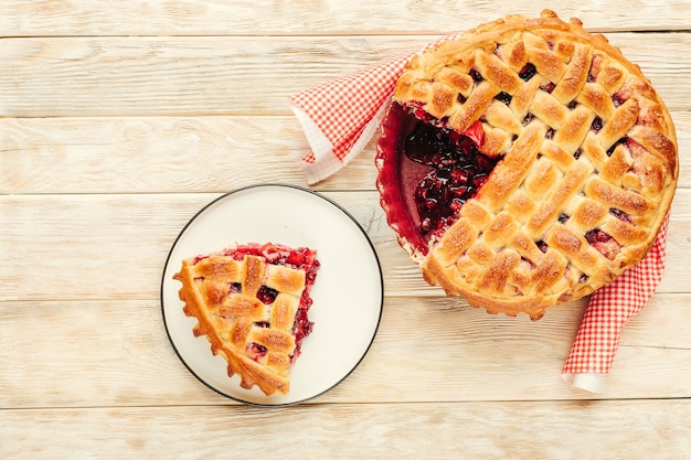 Pastelería casera con frutos del bosque y manzana