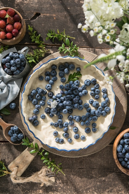 Pastelería casera tartas de arándanos productos de panadería en la mesa de la cocina de madera oscura Desser tradicional