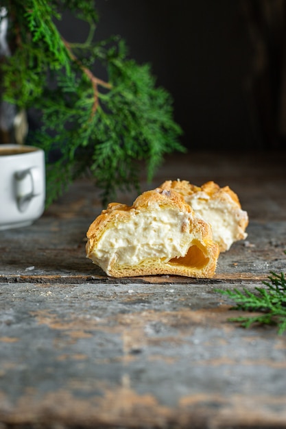 pastelería choux eclair shu profiterole el relleno es dulce o sabroso pastel casero de masa esponjosa para las vacaciones