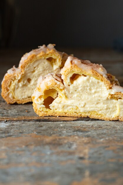 pastelería choux eclair shu profiterole el relleno es dulce o sabroso pastel casero de masa esponjosa para las vacaciones