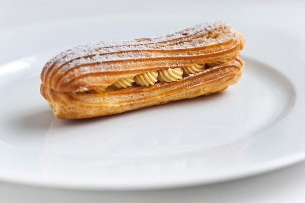 Pastelería clásica francesa en un plato blanco