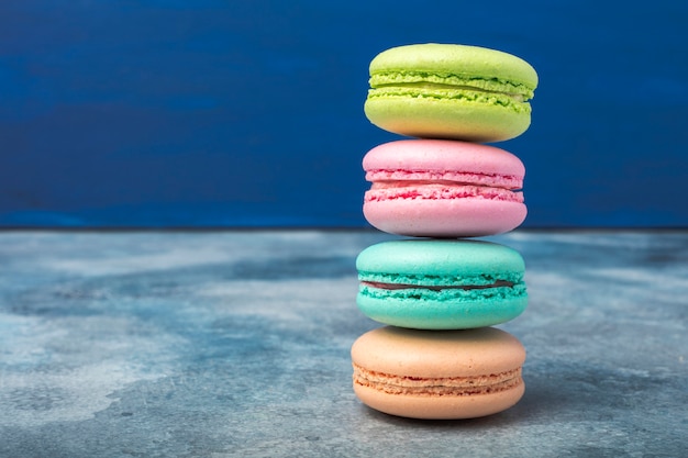 Pastelería colorida. Galleta macaron o macarrón sobre un azul