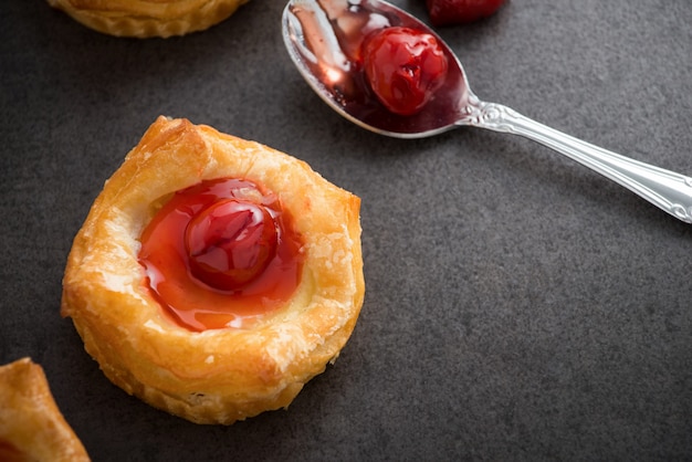 Pastelería Danesa De Pan Con Frutos Rojos.