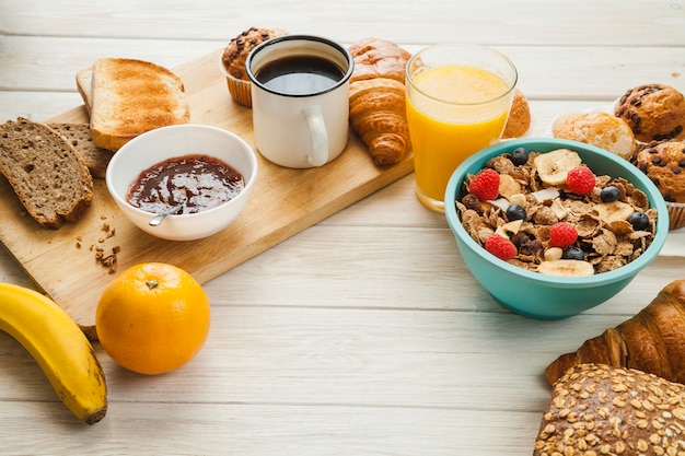 Foto pastelería y diferentes alimentos de desayuno