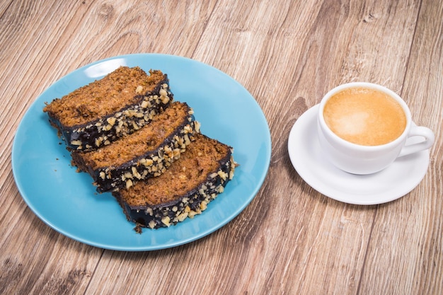 Pastelería fresca hecha de calabacín y taza de café con leche Delicioso postre