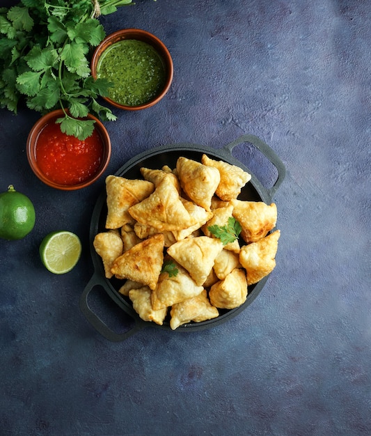 Pastelería frita / horneada Samosa con relleno sabroso, bocadillos indios populares