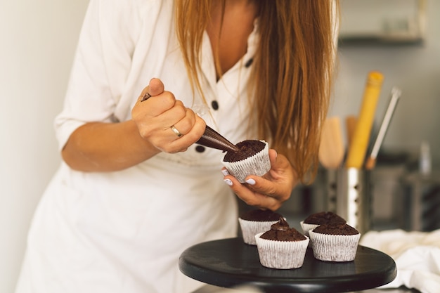 Pastelería niña está preparando un concepto de cupcakes ingredientes para cocinar productos de harina o postre