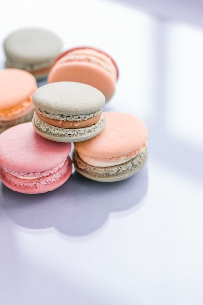 Pastelería panadería y concepto de marca macarrones franceses sobre fondo azul parisino chic café postre comida dulce y macarrón de pastel para diseño de fondo de vacaciones de marca de confitería de lujo