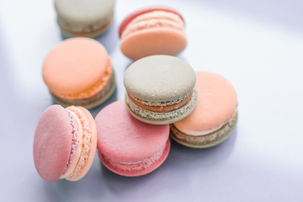 Pastelería panadería y concepto de marca macarrones franceses sobre fondo azul parisino chic café postre comida dulce y macarrón de pastel para diseño de fondo de vacaciones de marca de confitería de lujo