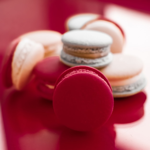 Pastelería panadería y concepto de marca macarrones franceses sobre fondo rojo vino café elegante parisino postre comida dulce y macarrón de pastel para diseño de fondo de vacaciones de marca de confitería de lujo