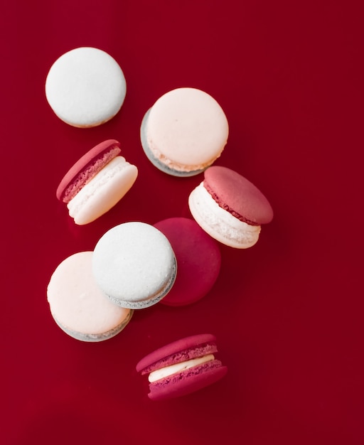 Pastelería panadería y concepto de marca macarrones franceses sobre fondo rojo vino café elegante parisino postre comida dulce y macarrón de pastel para diseño de fondo de vacaciones de marca de confitería de lujo