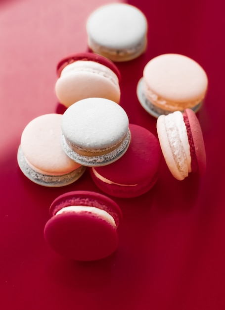 Pastelería panadería concepto de marca macarrones franceses sobre fondo rojo vino parisino chic cafe desse ...