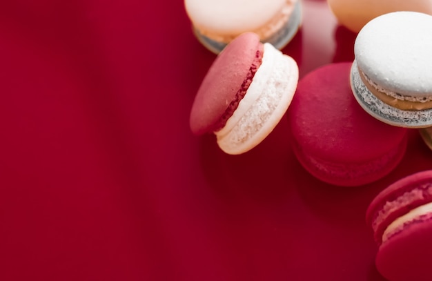 Pastelería panadería concepto de marca macarrones franceses sobre fondo rojo vino parisino chic cafe desse ...