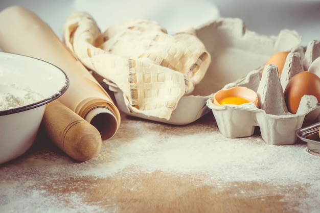 Pastelería, pasteles, cocinar sus propias manos. Enfoque selectivo