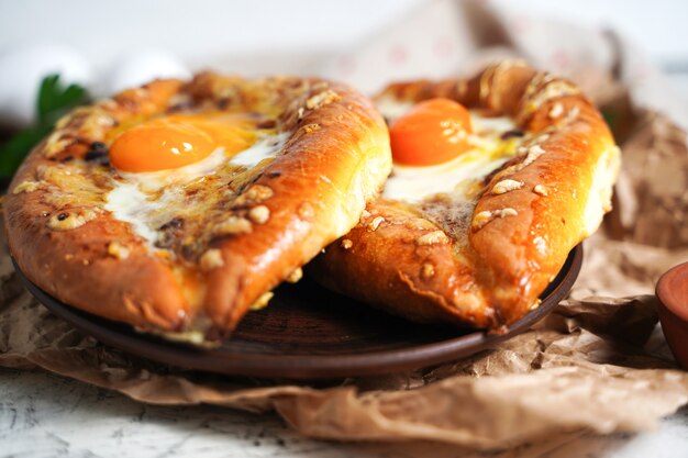 Pastelería de queso georgiano enfoque selectivo en el centro tarta de harina khachapuri rellena con requesón, por ejemplo ...