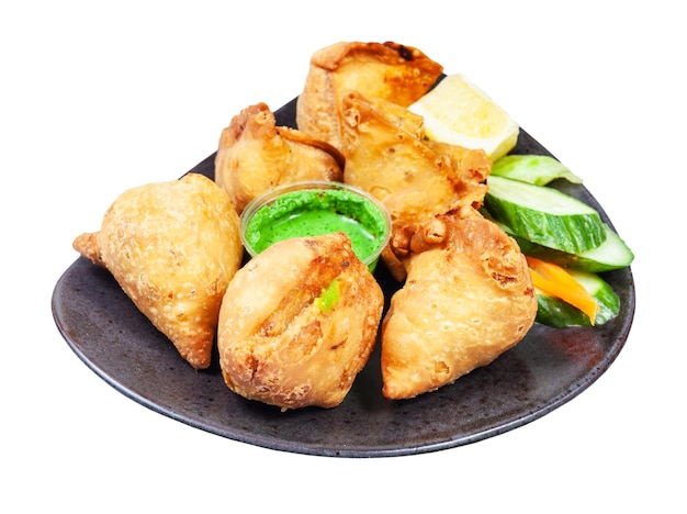 Pastelería salada frita samosas en un plato aislado