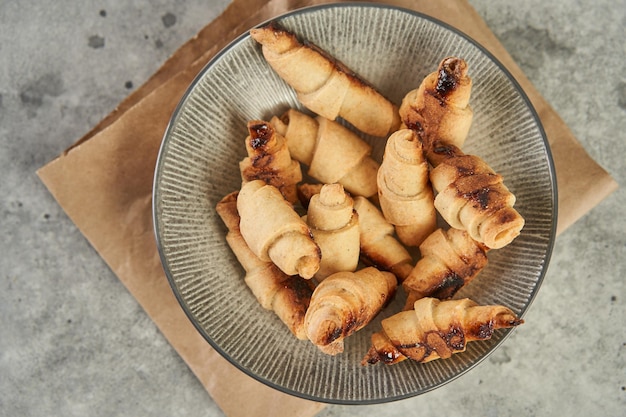 Foto pastelería tradicional eslava rusa llamada roguelikes tortas bagels croissants crujientes comida sobre fondo gris espacio de copia