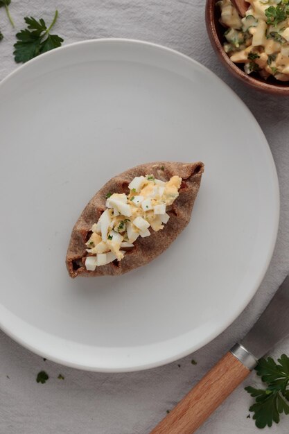 Pastelería tradicional finlandesa Tarta de centeno de Carelia con gachas de arroz y mantequilla de huevo