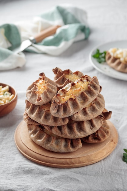 Pastelería tradicional finlandesa Tarta de centeno de Carelia con gachas de arroz y mantequilla de huevo