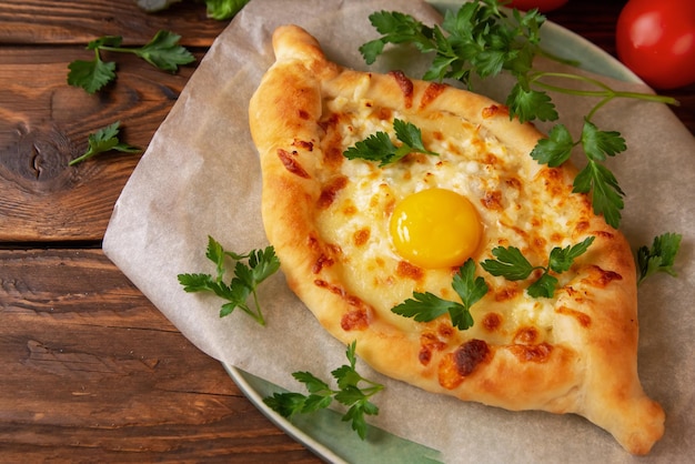 Pastelería tradicional georgiana khachapuri. Pastel abierto con mozzarella y huevo.