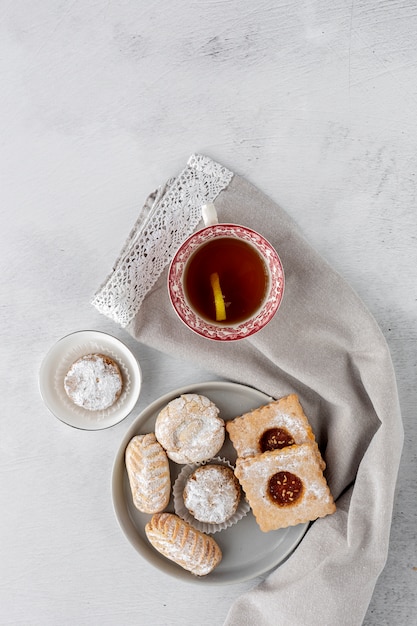 Pastelería tradicional recién horneada con té