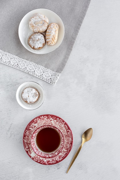 Pastelería tradicional recién horneada con té